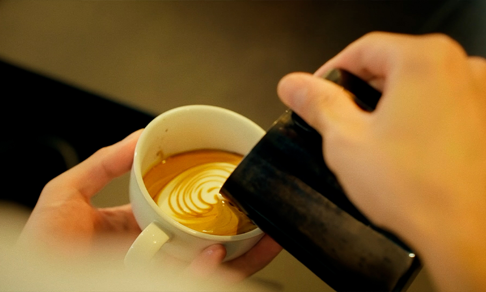 UTAKATA COFFEEでラテアートを描く場面